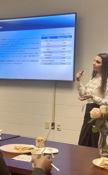 Rasha Alshawi presents her research during the public lecture hour of the defense.